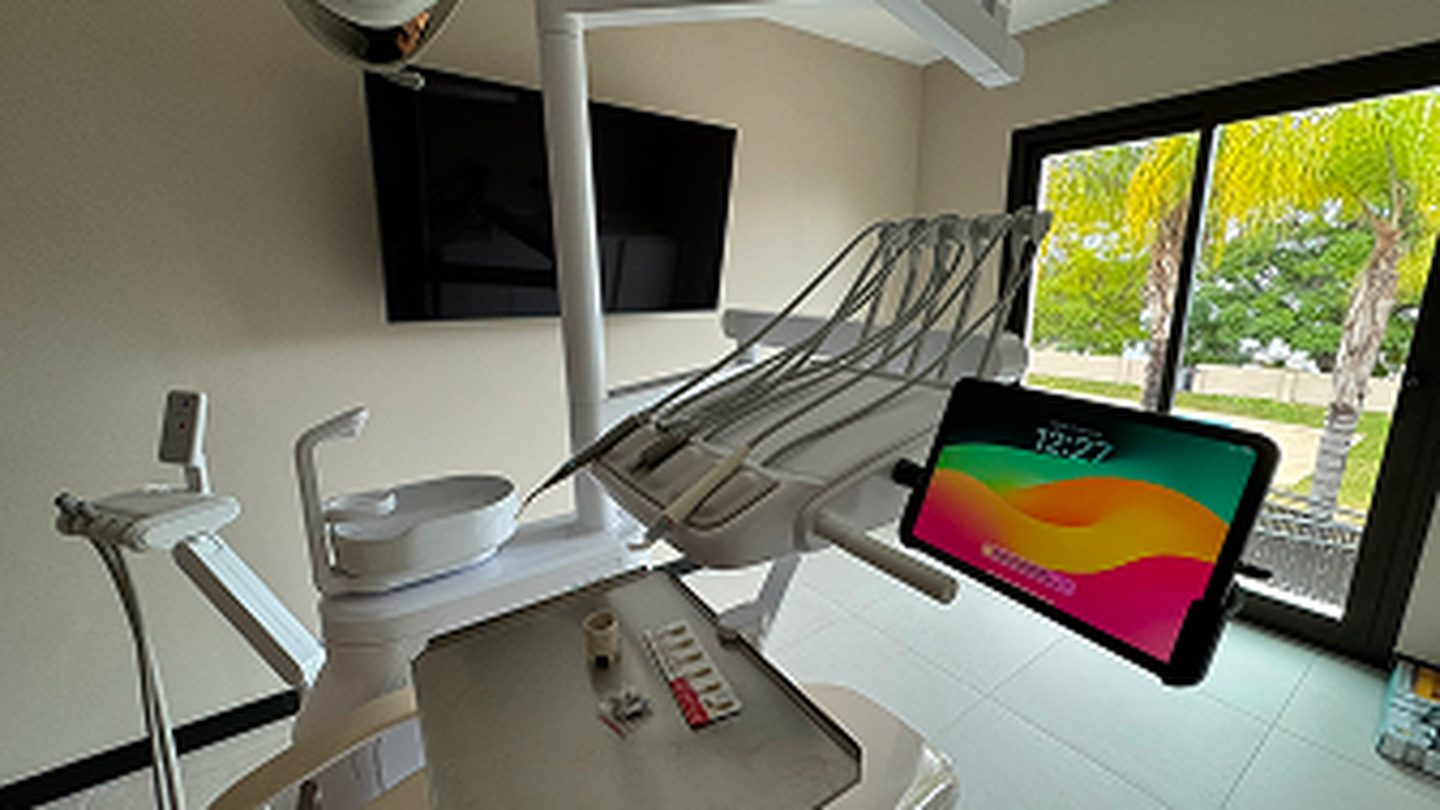 Paciente sonriendo tras una rehabilitación completa sobre implantes