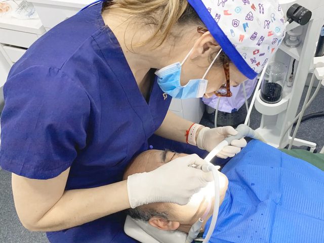 Sondaje periodontal durante una revisión